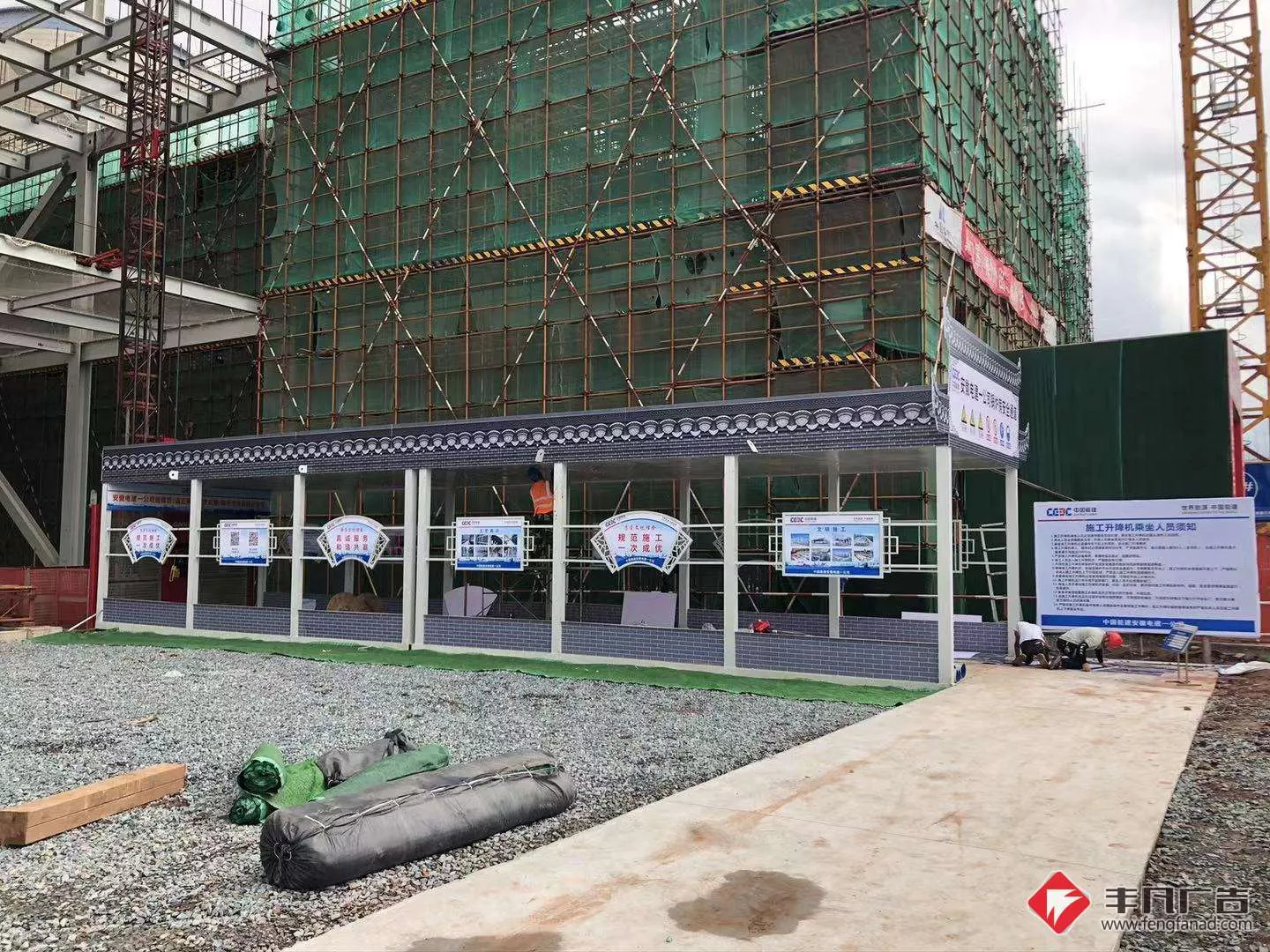 安徽电建一公司华能瑞金电厂二期施工锅炉班组区域徽派安全通道.jpg