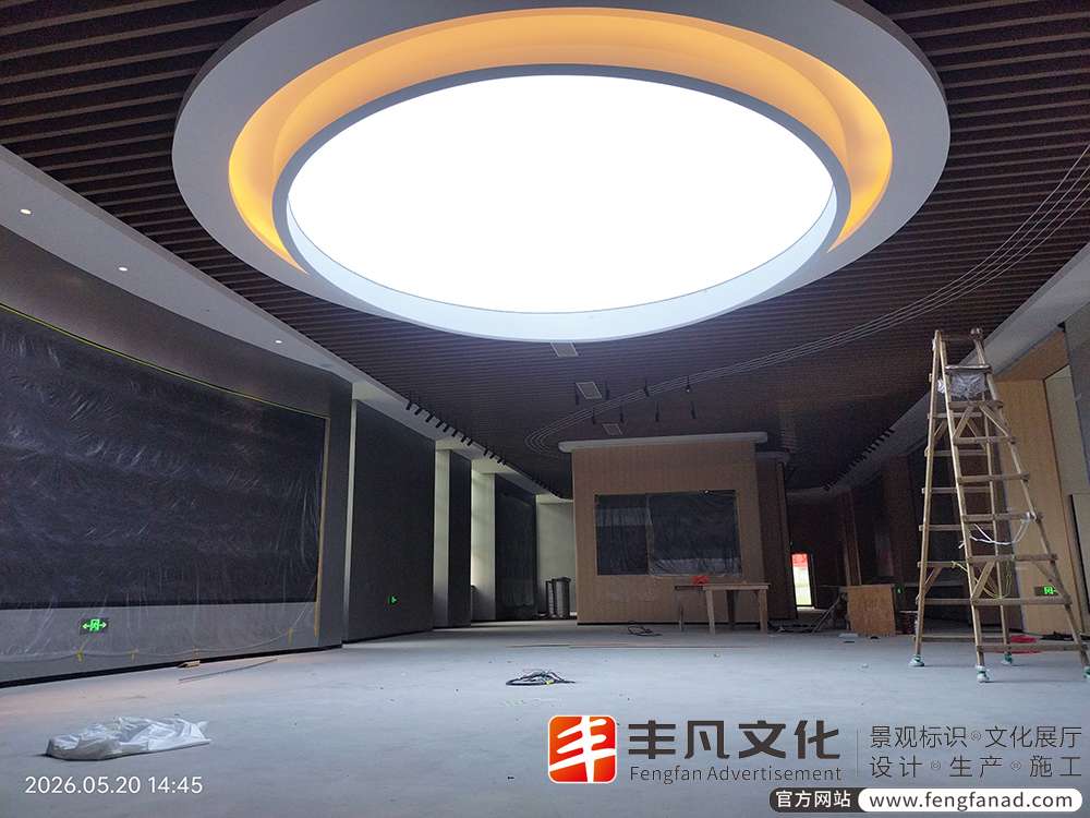 赣南医科大学综合楼一楼展厅天花软膜.jpg